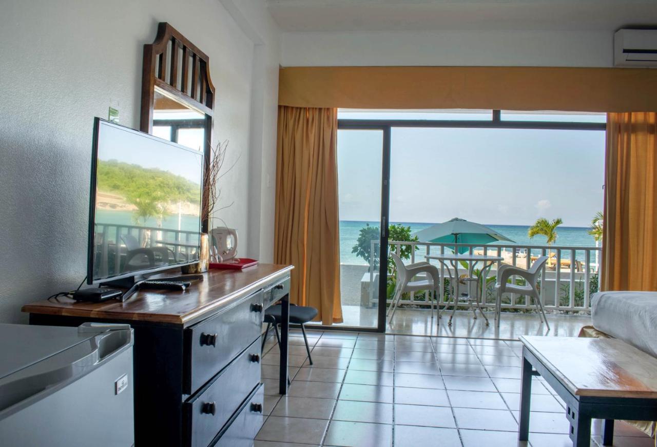 Beach Front Hotel Ocho Rios Exterior photo